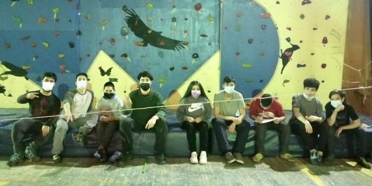 Jóvenes de Balmaceda participan en talleres de escalada financiados por INJUV Aysén