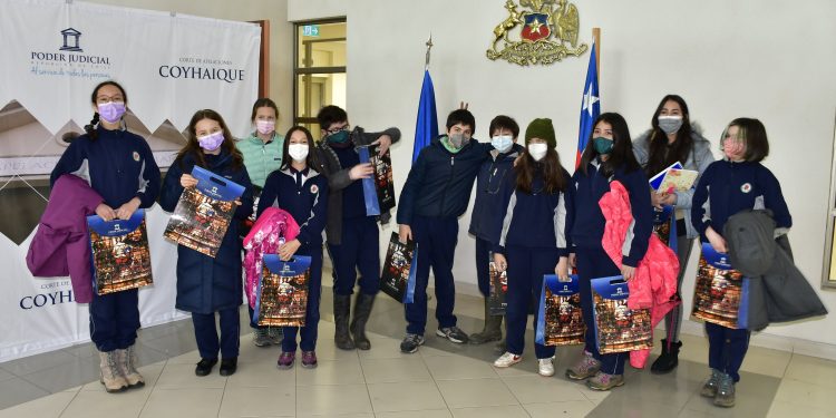 Corte de Apelaciones de Coyhaique recibió a estudiantes del Colegio Patagonia