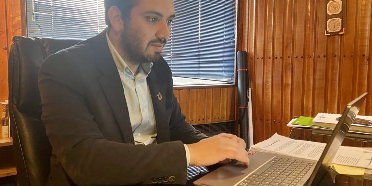Alcalde Carlos Gatica a un mes de asumir: “Seguimos ordenando las finanzas del municipio y ha sido complejo otorgar toda la ayuda social que la gente necesita”