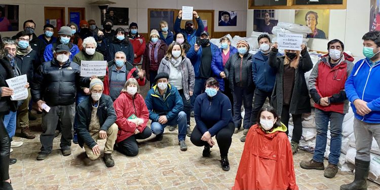Comunidad y autoridades locales rechazan instalación de balsa salmonera en bahía de Puyuhuapi