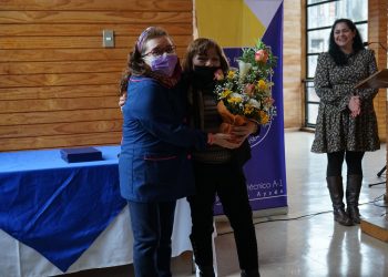 Comunidad estudiantil del liceo Politécnico homenajea a colega que jubila tras 40 años de servicio 