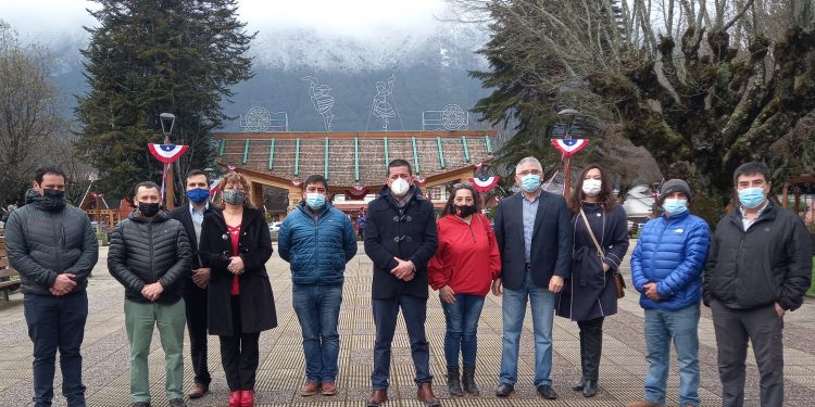 En Puerto Aysén, alcalde y dirigentes de partidos de la centro izquierda se unen en apoyo a candidatura presidencial de Yasna Provoste.