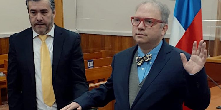 Fernando Acuña Gutiérrez jura como juez titular del Juzgado de Puerto Cisnes