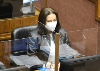 Senadora Órdenes oficia a la Superintendencia de Medio Ambiente por salmonera en Puyuhuapi