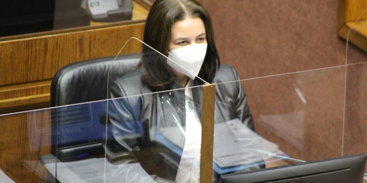 Senadora Órdenes oficia a la Superintendencia de Medio Ambiente por salmonera en Puyuhuapi