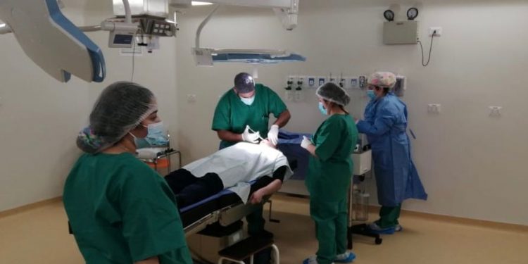 Pabellón de cirugías del nuevo Hospital de Cochrane debutó en operativo