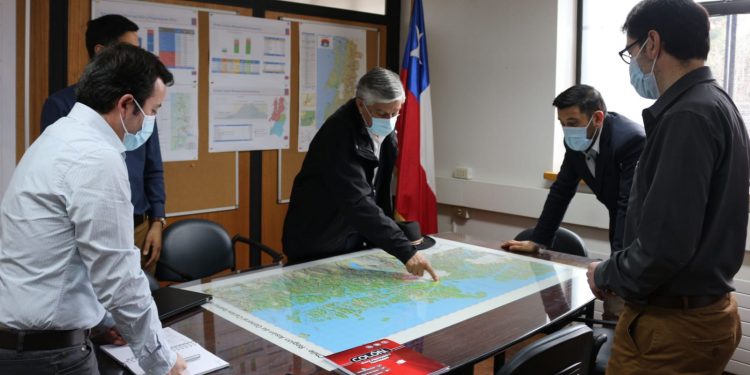 Sandoval se reúne con seremi del MOP para analizar presupuesto regional de la cartera para 2022 e insistir con continuidad de pavimentación de ruta 7 sur 