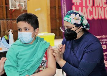 Comenzó vacunación escolar masiva contra el COVID-19