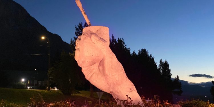 Coyhaique se ilumina de rosa para conmemorar el Día Mundial de la Lucha contra el Cáncer de Mama