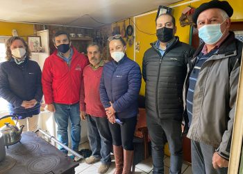 Trabajo entre Edelaysen y Municipio de Río Ibáñez permiten conectar a vecino a la luz eléctrica
