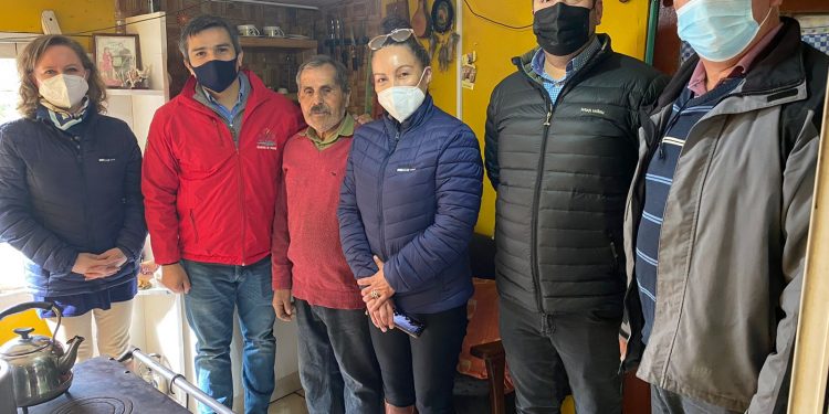 Trabajo entre Edelaysen y Municipio de Río Ibáñez permiten conectar a vecino a la luz eléctrica