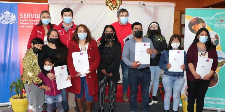 Familias del Comité “Villa Nueva” de Villa Cerro Castillo recibieron las escrituras de sus viviendas
