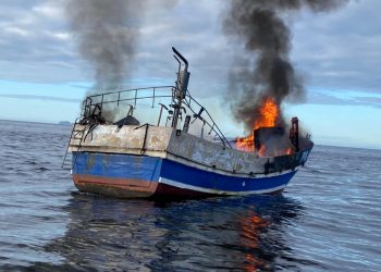 Autoridad Marítima rescata a 5 personas tras incendio a bordo de embarcación