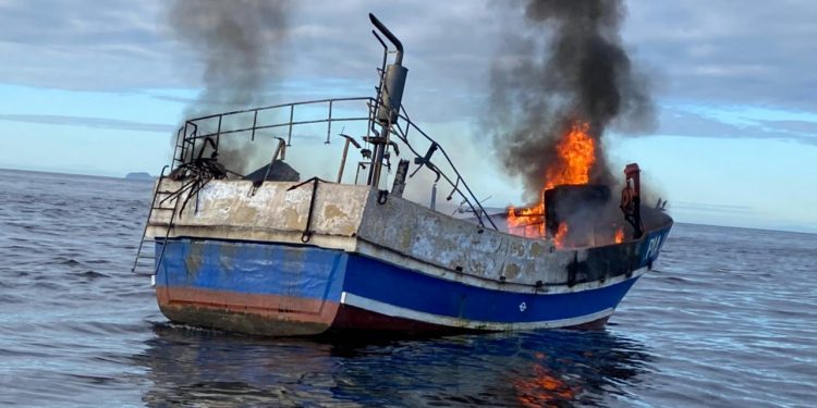 Autoridad Marítima rescata a 5 personas tras incendio a bordo de embarcación