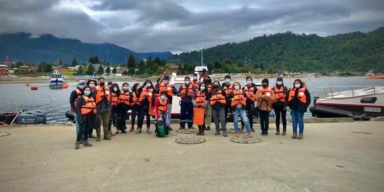 Piscicultura Magdalena de AquaChile recibe a estudiantes del Liceo Arturo Prat quienes llevaban casi dos años sin práctica profesional