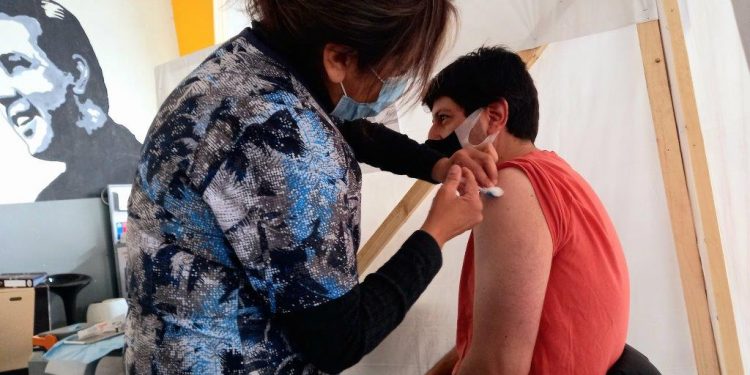 Salud incorpora nuevo punto de vacunación para facilitar entrega de dosis de refuerzo a la población