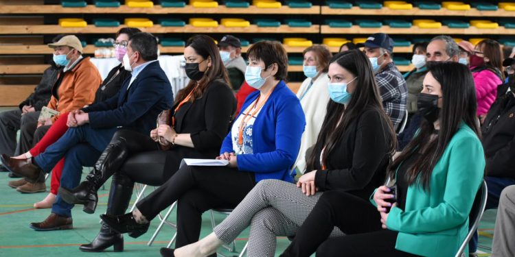Realizan entrega de fondos destinados a personas mayores y juntas de vecinos de la comuna de Aysén