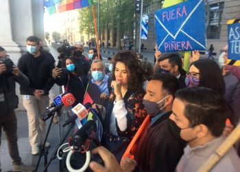 “No aceptamos más a un presidente que nos estafa”: Dignidad Ahora entrega sobre azul en La Moneda y pide la renuncia de Piñera