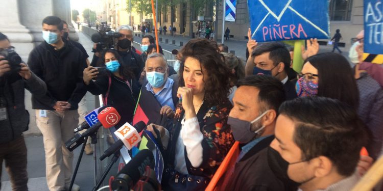 “No aceptamos más a un presidente que nos estafa”: Dignidad Ahora entrega sobre azul en La Moneda y pide la renuncia de Piñera