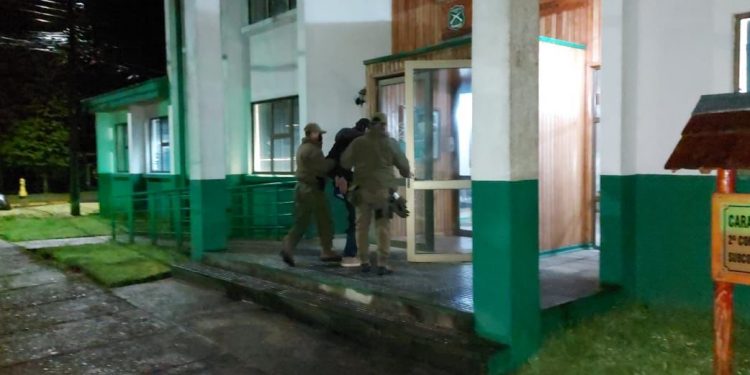 Carabineros de Puerto Cisnes detuvo a sujeto por estafa tras efectuar compra con cheque robado