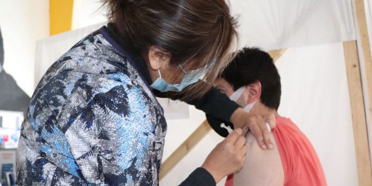Más de 26 mil personas aún no se vacunan con dosis de refuerzo en Aysén