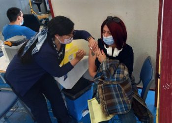 Autoridades de Salud refuerzan importancia de vacunarse con dosis de refuerzo para COVID-19