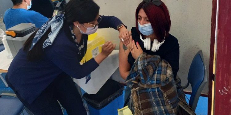 Autoridades de Salud refuerzan importancia de vacunarse con dosis de refuerzo para COVID-19