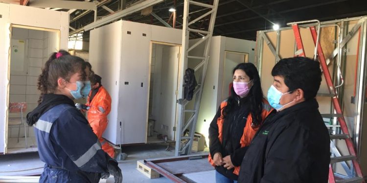 Jóvenes del Liceo Juan Pablo II realizan práctica profesional en faenas de construcción