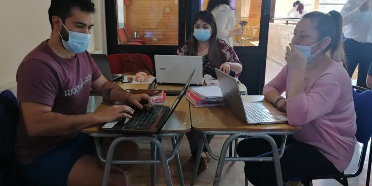 Docentes de Litoral Austral se capacitan en especialidad de matemáticas de Fundación Astoreca 