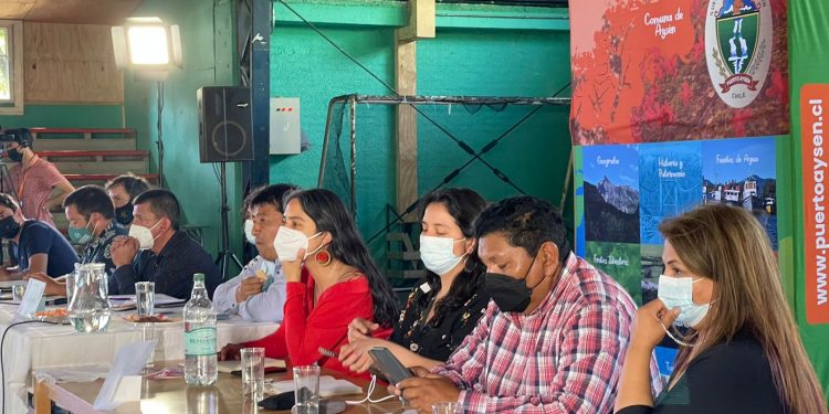 Convencionales constituyentes abordan inquietudes comunitarias desde Villa Mañihuales para la elaboración de la nueva Carta Magna 