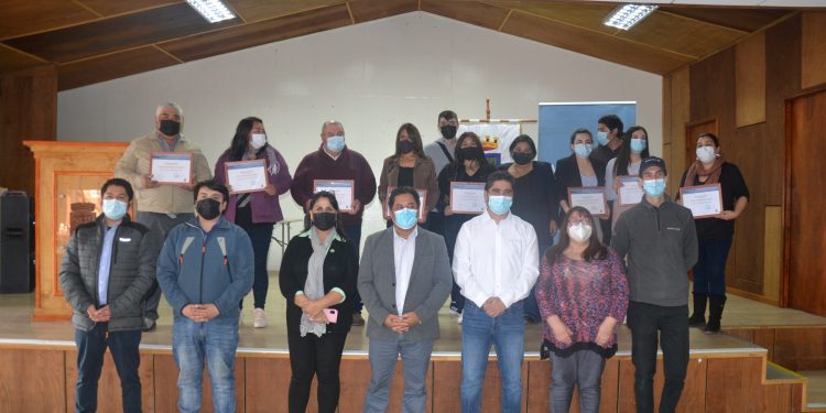 AquaChile y la I. Municipalidad de Guaitecas entregaron becas de excelencia