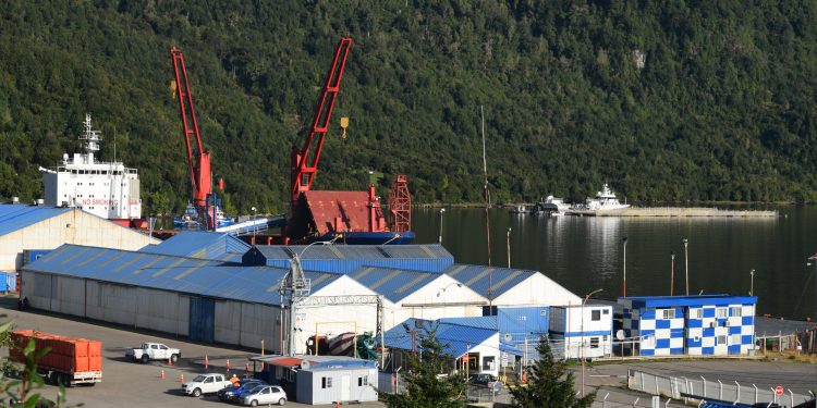 Terminales de Puerto Chacabuco han atendido más naves y más carga que en todo 2020