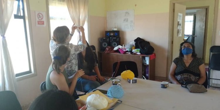 Vecinas del barrio Quebrada de La Cruz se capacitan en taller del programa Quiero Mi Barrio