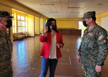 Delegada Ossa junto a Jefe de la Defensa Pérez inspeccionaron locales de votación a 48 horas de las elecciones presidenciales