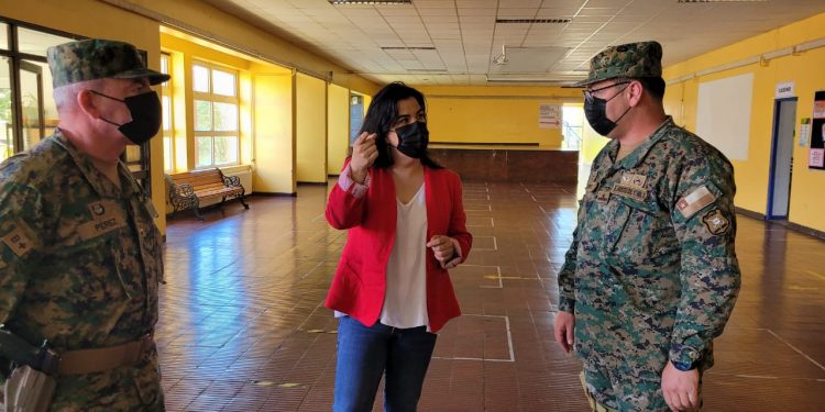 Delegada Ossa junto a Jefe de la Defensa Pérez inspeccionaron locales de votación a 48 horas de las elecciones presidenciales