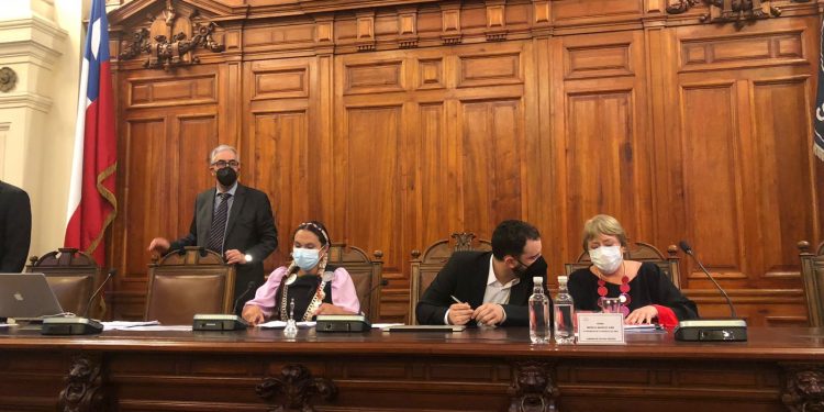 Ex presidenta Bachelet se muestra contraria al parlamentarismo y pide reforzar paridad