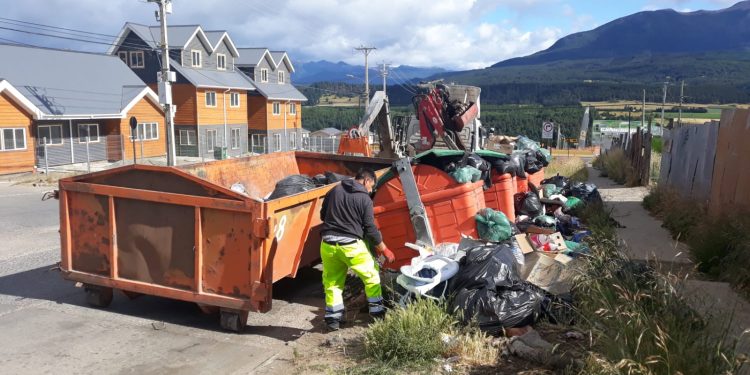 Municipio de Coyhaique multa a empresa de aseo por acumulación de basura en la comuna