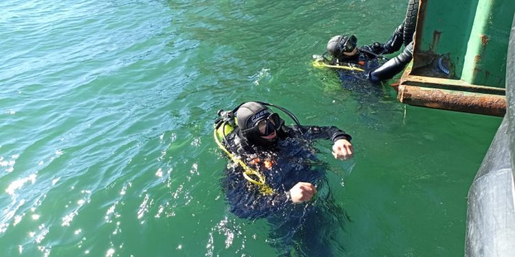 Carabineros del GOPE con apoyo de la Autoridad Marítima recuperó cuerpo de buzo mariscador tras accidente en centro de cultivo en Puerto Cisnes