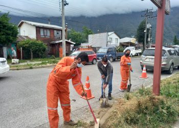 Inédito trabajo barrial con vecinos permitió mejorar demarcaciones viales en el sector de Ribera Sur Costanera en Puerto Aysén