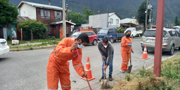 Inédito trabajo barrial con vecinos permitió mejorar demarcaciones viales en el sector de Ribera Sur Costanera en Puerto Aysén