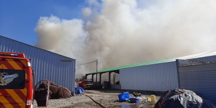 Seremi de Salud concurre a apoyar equipos de emergencia a raíz de incendio industrial en Puerto Aysén