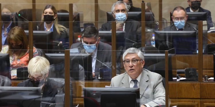 Senador Sandoval propone crear un sistema integral de promoción de la autonomía personal, de cuidados y de protección a la dependencia