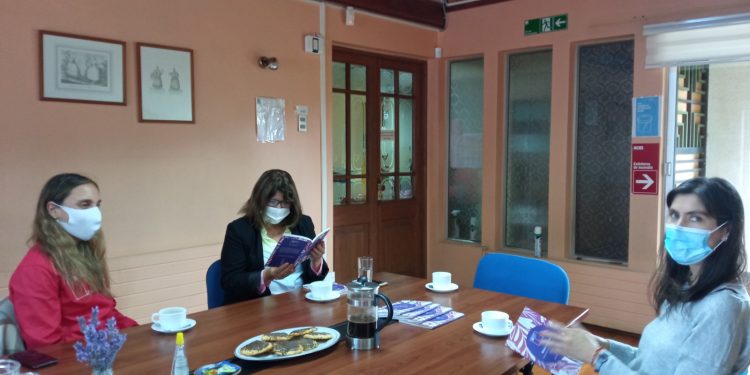 Autoridades regionales reconocen a testimonio destacado en libro “Relatos de Mujeres” de SernamEG