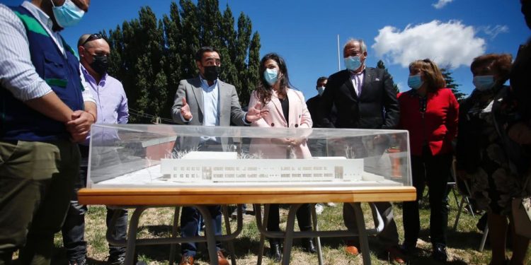 Bienes Nacionales entrega concesión que permitirá la reposición de la escuela España