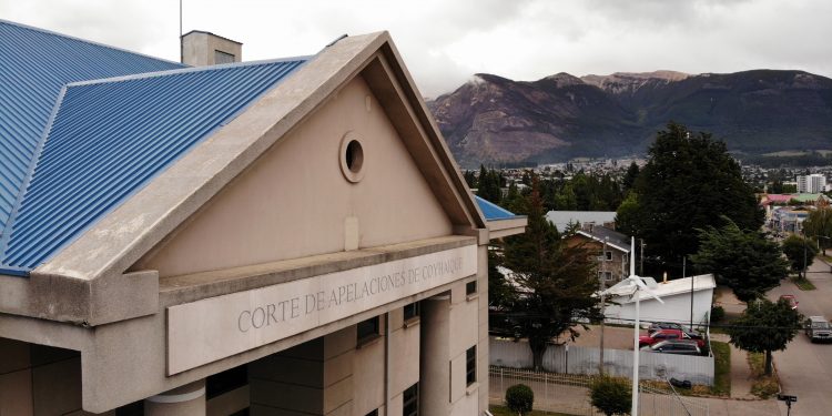 Corte de Coyhaique acoge recurso de amparo y deja sin efecto expulsión de ciudadana extranjera y su hijo chileno