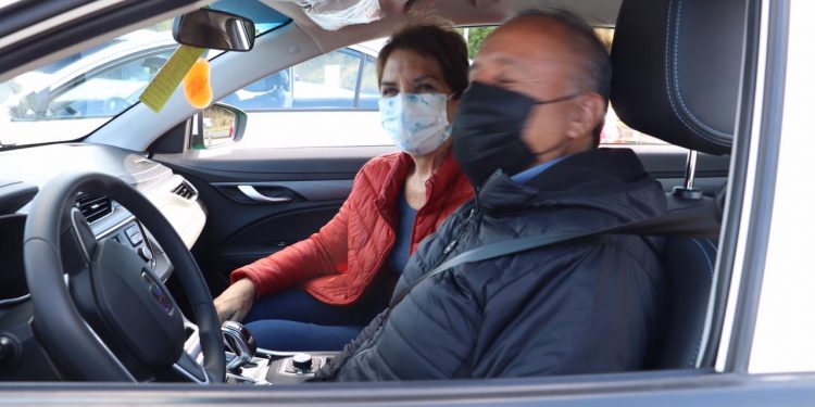 Inician nuevo pilotaje de electromovilidad con 6 taxis colectivos