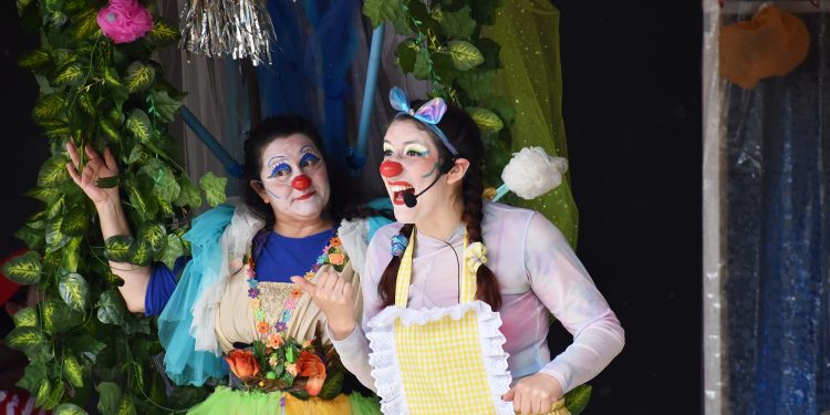 Musical infantil de la compañía Ramillete Clown tuvo excelente recepción del público en Vive el Verano en Aysén
