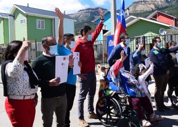 Vecinos de Coyhaique reciben escrituras de sus viviendas: “Un sueño cumplido. Lo del campamento ya quedó atrás”