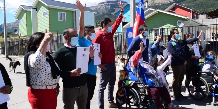 Vecinos de Coyhaique reciben escrituras de sus viviendas: “Un sueño cumplido. Lo del campamento ya quedó atrás”