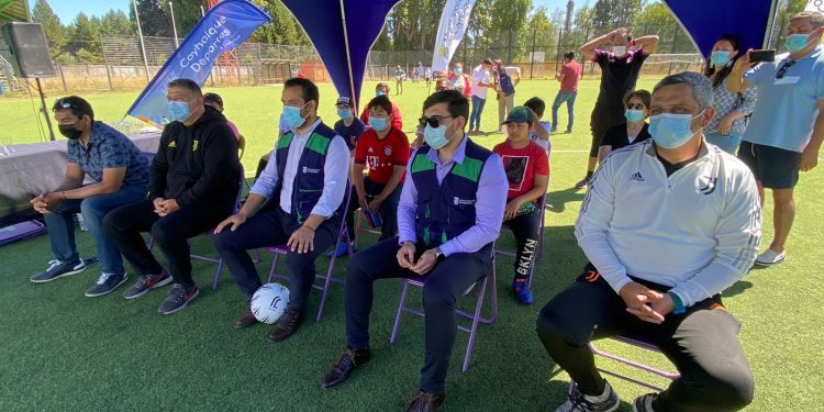 Alcalde de Coyhaique firma convenio con Juventus Academy Chile para programa deportivo en la comuna